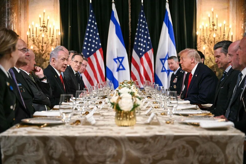 Presiden Amerika Syarikat, Donald Trump (tengah kanan), mengadakan pertemuan dua hala dengan Perdana Menteri Israel, Benjamin Netanyahu (tengah kiri), di kediaman Trump, Mar-a-Lago, di Palm Beach, Florida, pada 29 Disember 2025.