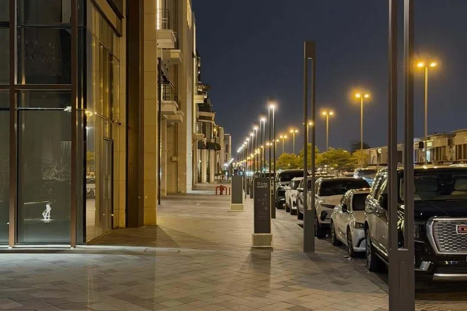 Jalan raya yang kosong, perniagaan tidak dapat sambut pelanggan.