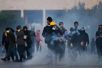 Penunjuk perasaan bertempur dengan polis antirusuhan ketika demonstrasi besar-besaran di tengah Tirana, Albania, pada 24 Oktober 2026. Bantahan yang diterajui gerakan pelajar itu menuntut peletakan jawatan Perdana Menteri, Encik Edi Rama, serta penambahbaikan sistem pendidikan, ketika golongan muda semakin kecewa dengan dakwaan rasuah, kekurangan peluang pekerjaan dan kos sara hidup yang meningkat.