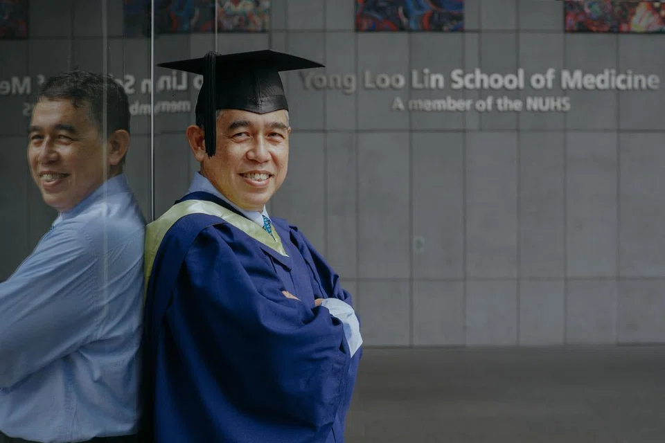 Encik Khaider Khalid, 60 tahun, menerima ijazah Sarjana Muda Sains (Kejururawatan) dalam Pengajian Kejururawatan pada 14 Julai. Beliau merupakan penerima tertua ijazah sarjana muda dalam kohort Universiti Nasional Singapura (NUS) 2024.