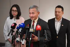 Menteri Ehwal Luar, Dr Vivian Balakrishnan bercakap kepada media Singapura untuk menggulung lawatan kerja ke Wilayah Palestin dan Israel pada 6 November. Bersama beliau ialah Anggota Parlimen (AP) (kiri) Cik Hazlina Halim dan Encik Yip Hon Weng.
