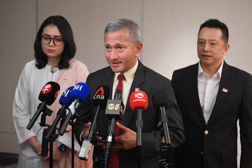 Menteri Ehwal Luar, Dr Vivian Balakrishnan bercakap kepada media Singapura untuk menggulung lawatan kerja ke Wilayah Palestin dan Israel pada 6 November. Bersama beliau ialah Anggota Parlimen (AP) (kiri) Cik Hazlina Halim dan Encik Yip Hon Weng.