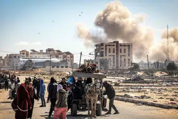 Para penduduk Palestin melarikan diri daripada Khan Younis, selatan Gaza, ketika Israel mengebom kawasan berkenaan pada 30 Januari.