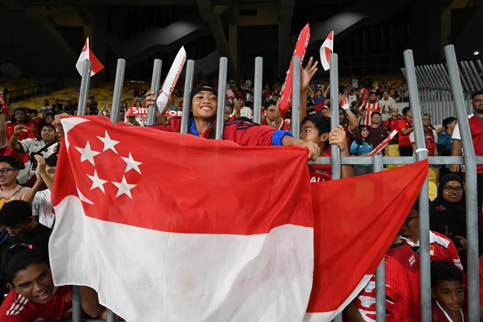 Penyokong Singapura berbangga dengan pencapaian pasukan Singapura, yang berjaya layak ke pusingan separuh akhir Piala AFF Mitsubishi Electric