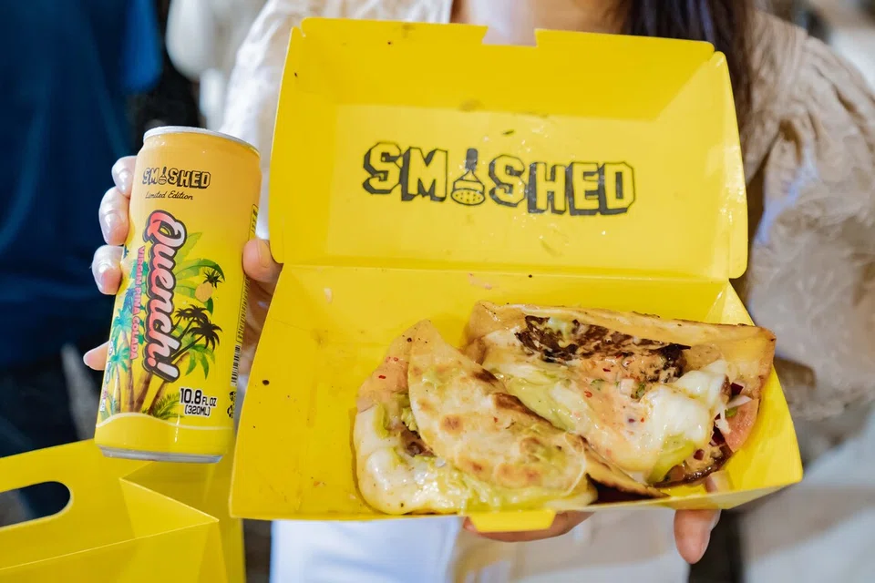 Dua keping ‘tortilla’ (roti leper) dengan avokado dijual pada harga $14, manakala minuman ‘piña colada’ (susu nanas) daripada SGFR dijual pada harga $4.