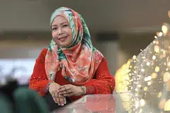 PENGALAMAN LUAS: Menyertai TV Melayu lebih dua dekad lalu, Cik Sabariah memiliki pengalaman luas sebagai penulis, penerbit dan hos rancangan sebelum diserahkan tugas mengetuai stesen Suria dan radio pada 2018.