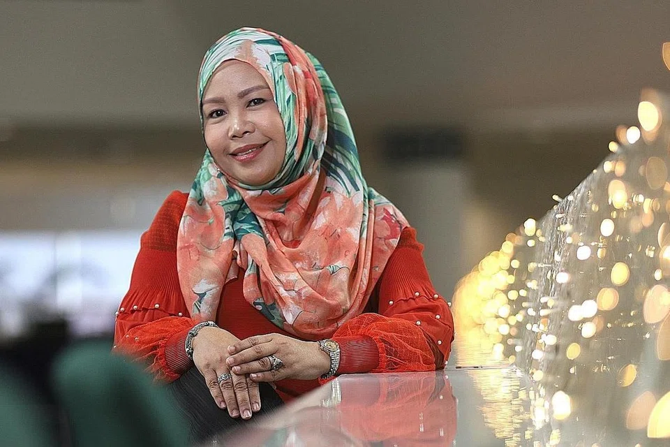 PENGALAMAN LUAS: Menyertai TV Melayu lebih dua dekad lalu, Cik Sabariah memiliki pengalaman luas sebagai penulis, penerbit dan hos rancangan sebelum diserahkan tugas mengetuai stesen Suria dan radio pada 2018.