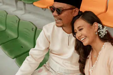 MERPATI DUA SEJOLI: Syed Azmir dan isteri Najirah Fazali selamat disatukan pada Ogos lalu. 