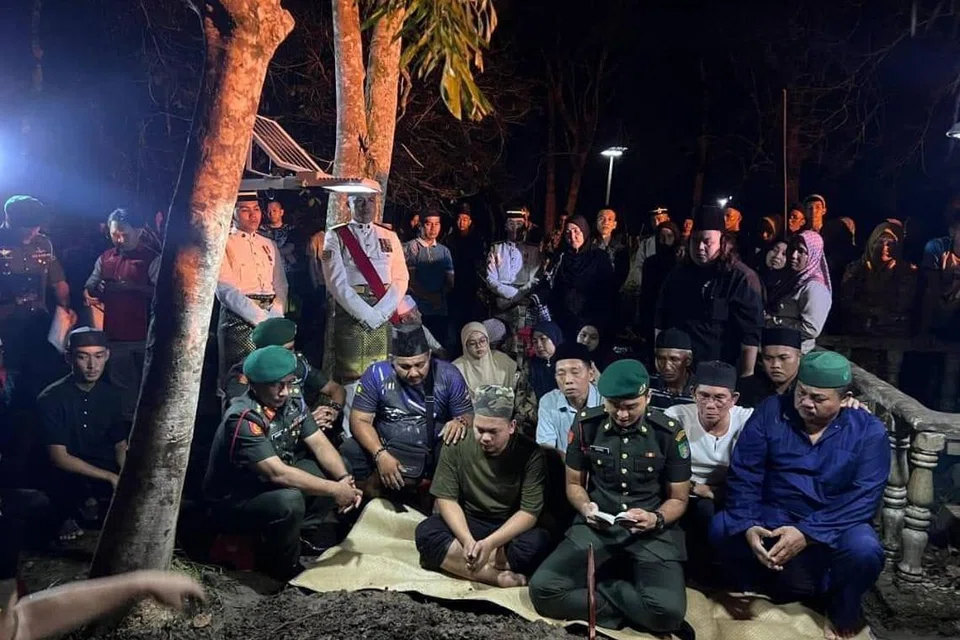 Pegawai dan anggota Tentera Darat Malaysia pada 3 Disember menyertai upacara pengebumian jenazah Lans Koperal Mohd Afani Jahwin, yang ditemui meninggal dunia dipercayai akibat lemas ketika tugas dalam operasi di sempadan Malaysia-Thailand, dekat Banding, Perak, pada 30 November.