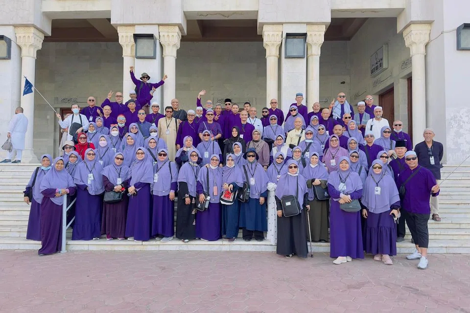 Foto sebahagian jemaah Halijah Travels ketika melawat dan menikmati keindahan Masjid Namira di Arafah, Makkah. Foto dirakam pada 2023. 