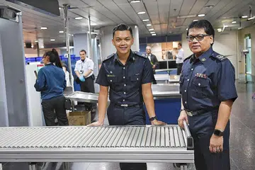 DAPAT INSPIRASI DARI AYAH: Sejak kecil lagi, SGT2 Mohammad Aidi (kiri) bertanyakan pelbagai soalan tentang pekerjaan bapanya, CI2 Ardnan Baseri. Nampaknya, semua penerangan ayahnya tentang pekerjaan beliau menarik perhatian SGT2 Mohammad Aidi hingga akhirnya beliau mengikut jejak ayah. - Foto BH oleh KHALID BABA