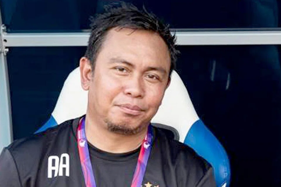 PERTEMUAN PENTING: Jurulatih Warriors, Azlan Alipah (atas) mahu para pemainnya terus menunjukkan persembahan cemerlang dan berharap dapat melakukan satu kejutan lagi apabila menentang Home malam ini sementara jurulatih Home, Noh Rahman tidak mahu pemainnya mengambil sikap sambil lewa. - Foto FACEBOOK, AIA SPL