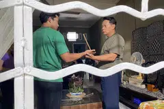ANAK SIMPAN DENDAM: Mazlan Amat (kanan) yang berlakon dengan anak sulungnya sendiri, Iskandar, dalam telefilem khas Hari Bapa, 'Air Mata Ayah', membawa watak bapa bernama Mahmud, yang tegas dan merotan anaknya, Ali, sehingga si anak menyimpan rasa tidak senang pada ayahnya. - Foto POETRY IN MOTION