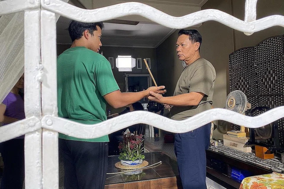 ANAK SIMPAN DENDAM: Mazlan Amat (kanan) yang berlakon dengan anak sulungnya sendiri, Iskandar, dalam telefilem khas Hari Bapa, 'Air Mata Ayah', membawa watak bapa bernama Mahmud, yang tegas dan merotan anaknya, Ali, sehingga si anak menyimpan rasa tidak senang pada ayahnya. - Foto POETRY IN MOTION