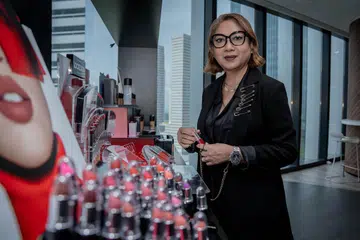 Cik Norliza Yusof, atau lebih dikenali sebagai Liza Haron, kini bertugas sebagai Penolong Pengurus Jurulatih kosmetik Mac dan Aveda, jenama di bawah naungan Estee Lauder.