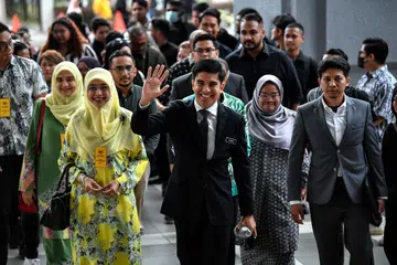 DIDAPATI BERSALAH:  Ahli Parlimen Muar Syed Saddiq Syed Abdul Rahman ditemani ibu Shariffah Mahani Syed Abdul Aziz ketika hadir di Kompleks Mahkamah Kuala Lumpur pada Khamis. Mahkamah Tinggi mendapati Syed Saddiq bersalah atas empat pertuduhan bersubahat melakukan pecah amanah, salah guna harta dan pengubahan wang haram membabitkan dana Angkatan Bersatu Anak Muda (Armada).