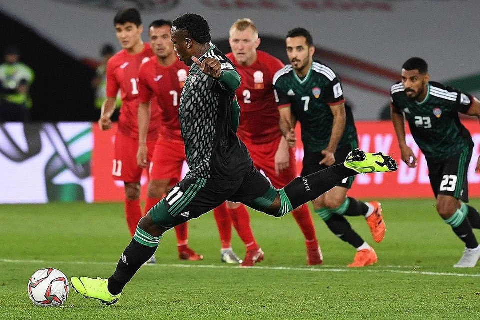 TEBUS KEKALAHAN: Ahmed Khalil membuat sepakan penalti dalam perlawanan menentang Kyrgyzstan pada aksi Piala Asia di Abu Dhabi, semalam lantas menebus kekalahan pada separuh akhir di tangan Australia empat tahun lalu. - Foto EPA-EFE
