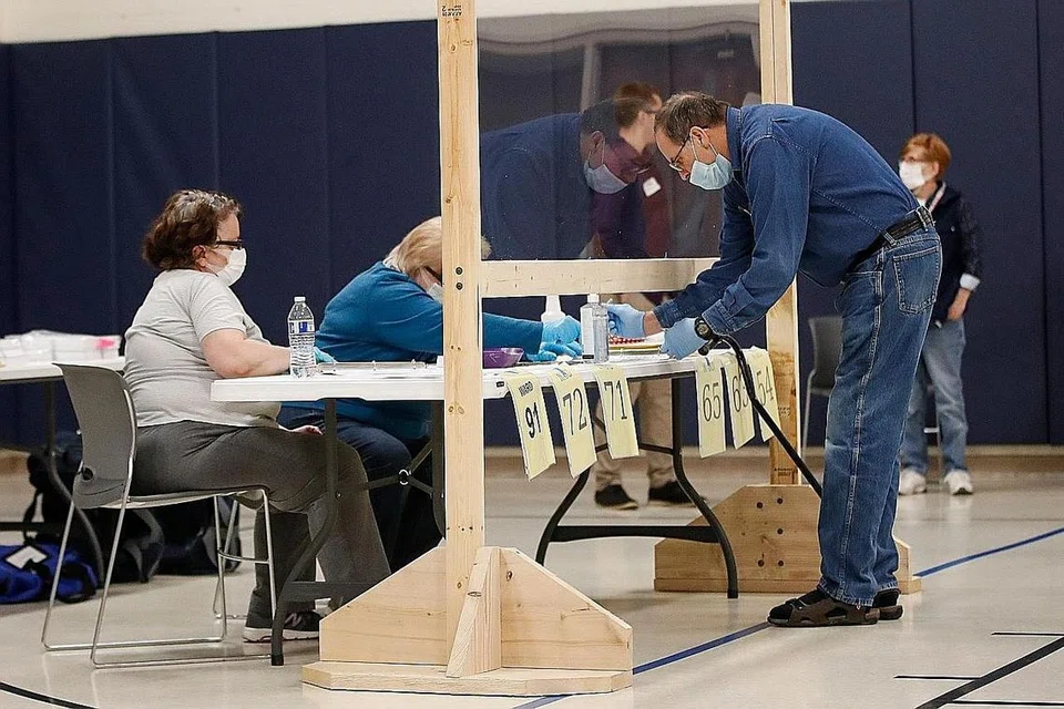 PROSES MENGUNDI DITERUSKAN: Seorang pengundi memeriksa kertas undinya dalam pilihan raya primary Parti Demokrat di sebuah gereja di Kenosha, Wisconsin pada 7 April lalu. Mahkamah Agung Wisconsin menolak satu usaha oleh gabenor negeri itu untuk menunda pilihan raya tersebut ekoran pandemik koronavirus dengan mengeluarkan arahan bahawa ia perlu diteruskan. - Foto AFP