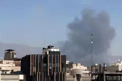 Asap tebal menjulang selepas satu serangan udara di pusat bandar Teheran, Iran, pada awal pagi 5 Mac 2026. Operasi ketenteraan bersama Israel dan Amerika Syarikat terus menyasarkan pelbagai lokasi di seluruh Iran sejak 28 Februari 2026, sebagai sebahagian daripada kempen serangan yang semakin meningkat dalam konflik serantau tersebut