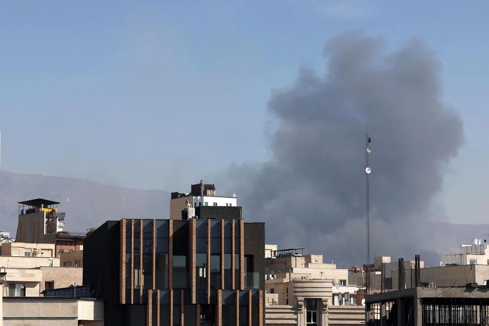 Asap tebal menjulang selepas satu serangan udara di pusat bandar Teheran, Iran, pada awal pagi 5 Mac 2026. Operasi ketenteraan bersama Israel dan Amerika Syarikat terus menyasarkan pelbagai lokasi di seluruh Iran sejak 28 Februari 2026, sebagai sebahagian daripada kempen serangan yang semakin meningkat dalam konflik serantau tersebut