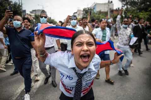Seorang penunjuk perasaan melaungkan slogan ketika demonstrasi di luar Parlimen di Kathmandu pada 8 September, sebagai bantahan terhadap larangan media sosial dan dakwaan rasuah oleh pemerintah. 