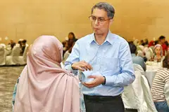 Satu majlis iftar anjuran NeuGen Fund, sebuah badan kebajikan yang menyokong anggota keluarga bekas pesalah atau banduan telah diadakan pada 5 Mac di HomeTeam NS Khatib. Majlis iftar ini menyatukan seramai 500 bekas pesalah dan anggota keluarga mereka untuk berbuka bersama. Cik ‘Lana’ (kiri), salah seorang anggota keluarga pesalah yang hadir di majlis ini bersama tetamu kehormat, Pemangku Menteri Bertanggungjawab bagi Ehwal Masyarakat Islam, Profesor Madya Dr Muhammad Faishal Ibrahim (kanan).