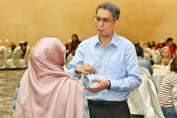 Satu majlis iftar anjuran NeuGen Fund, sebuah badan kebajikan yang menyokong anggota keluarga bekas pesalah atau banduan telah diadakan pada 5 Mac di HomeTeam NS Khatib. Majlis iftar ini menyatukan seramai 500 bekas pesalah dan anggota keluarga mereka untuk berbuka bersama. Cik ‘Lana’ (kiri), salah seorang anggota keluarga pesalah yang hadir di majlis ini bersama tetamu kehormat, Pemangku Menteri Bertanggungjawab bagi Ehwal Masyarakat Islam, Profesor Madya Dr Muhammad Faishal Ibrahim (kanan).