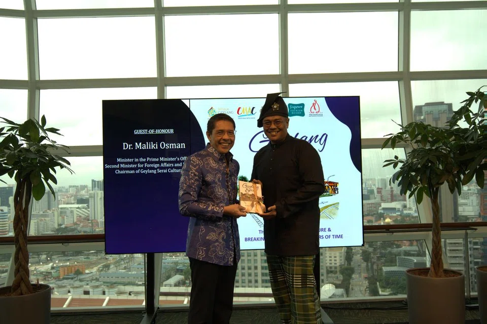 IMBAS KENANGAN: Penulis buku  ‘Breaking Through the Barriers of Time’ Encik Djohan A. Rahman bersama Menteri di Pejabat Perdana Menteri merangkap Menteri Kedua (Ehwal Luar merangkap Pendidikan), Dr Mohamad Maliki Osman di majlis pelancaran buku itu.