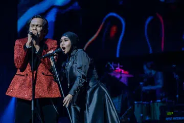 ROMANTIKA DI PENTAS: Ella (kanan) dan suaminya, Kapten Azhar Husaini Ghazali, membawa lagu ‘Peace Love Rindu’ yang membuai jiwa pasangan bercinta. 