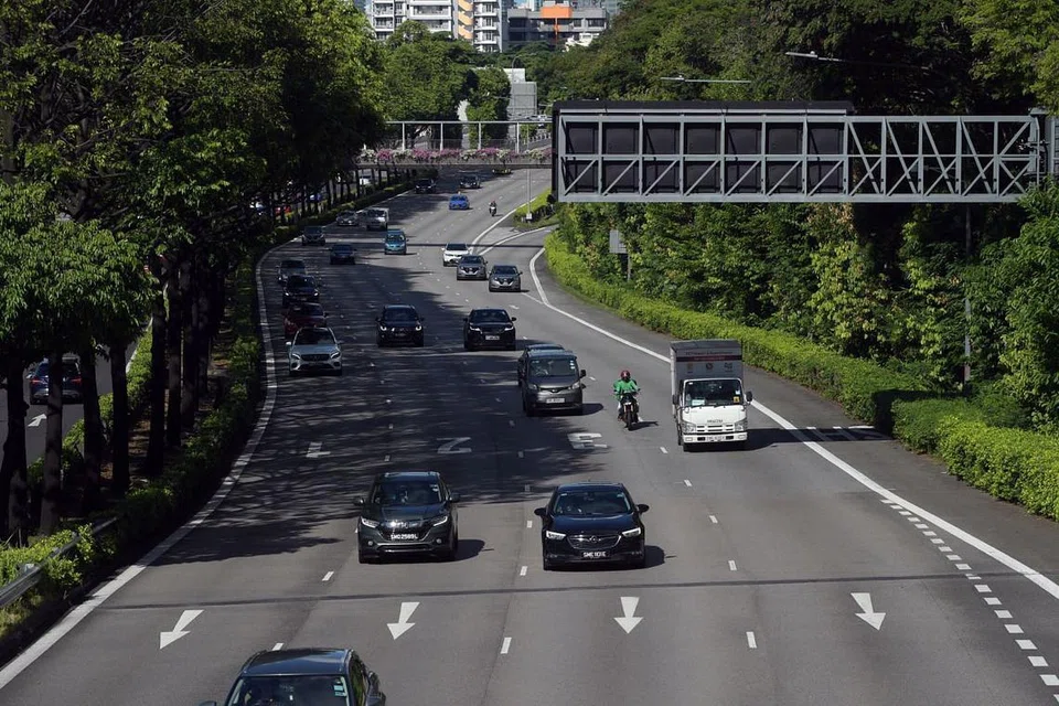 Harga COE bagi kereta sehingga 1,600cc dan 130bhp adalah $40,556, berbanding $40,714 sebelum ini dan bagi kereta melebihi 1,600cc atau 130bhp pula $49,300, lebih tinggi berbanding $45,012 sebelum ini. - 