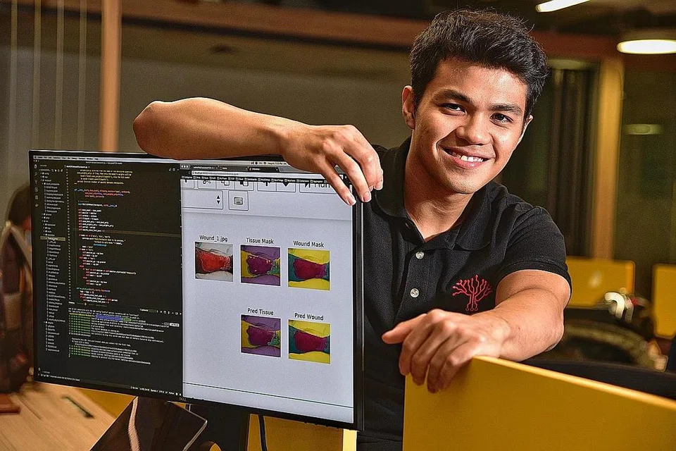BERANIKAN DIRI: Encik Raimi Karim perlu menguji keberkesanan model bagi mempertingkat aplikasi KroniKare sebagai sebahagian daripada Program Perantis kecerdasan buatan (AI) kendalian AI Singapore. - Foto BH oleh DESMOND WEE