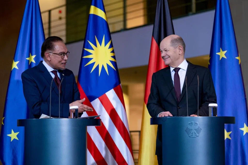 Perdana Menteri Malaysia, Datuk Seri Anwar Ibrahim (kiri) dan Canselor Jerman, Encik Olaf Scholz, dalam pertemuan rasmi di Berlin, Jerman, secara bersama menggesa gencatan senjata kekal untuk menghentinkan konflik Palestin-Israel.