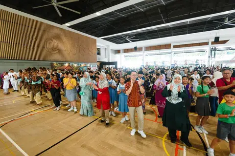 Di acara Fiesta Bahasa 2025, 350 hadirin termasuk pelajar sekolah, ibu bapa, guru-guru dan orang awam berkumpul untuk mencipta Buku Rekod Singapura untuk bilangan terbesar peserta menyertai tarian tradisional Melayu beramai-ramai sambil menyanyikan lagu ‘Orang Singapura’ oleh Allahyarham Zubir Said. 