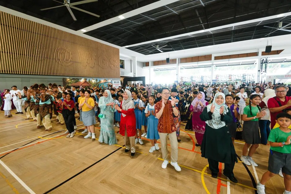 Di acara Fiesta Bahasa 2025, 350 hadirin termasuk pelajar sekolah, ibu bapa, guru-guru dan orang awam berkumpul untuk mencipta Buku Rekod Singapura untuk bilangan terbesar peserta menyertai tarian tradisional Melayu beramai-ramai sambil menyanyikan lagu ‘Orang Singapura’ oleh Allahyarham Zubir Said. 