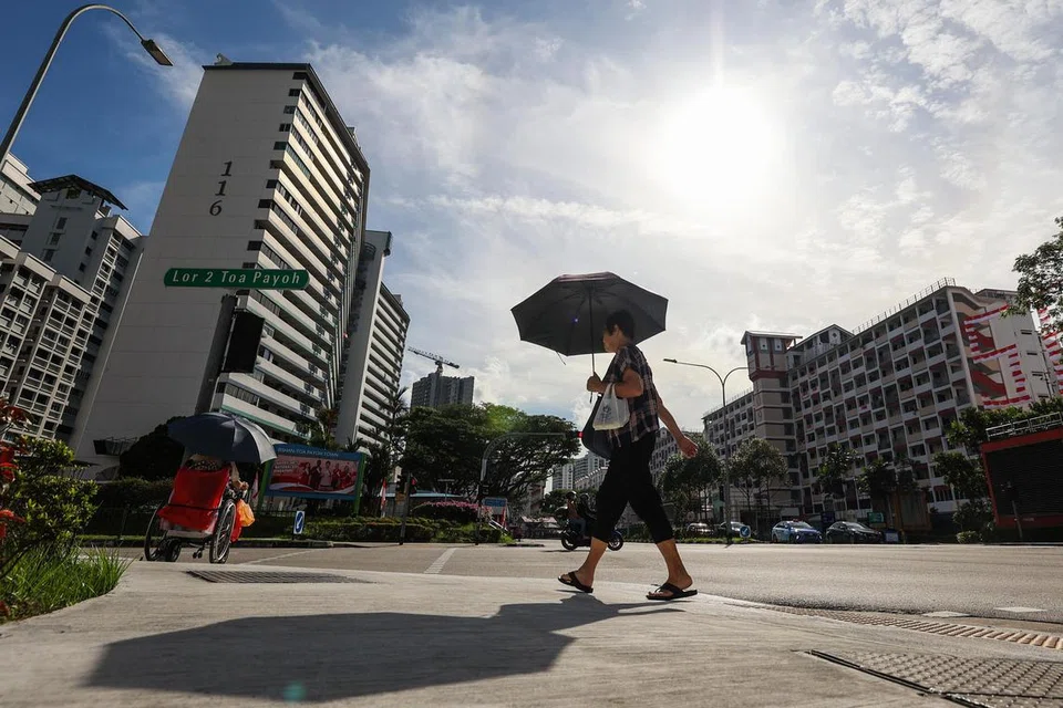 JAGA DIRI: Fenomena cuaca panas memberi kesan kepada kesihatan dan ia boleh mengakibatkan strok haba apabila tubuh terdedah kepada keadaan panas terik sedemikian secara berterusan.