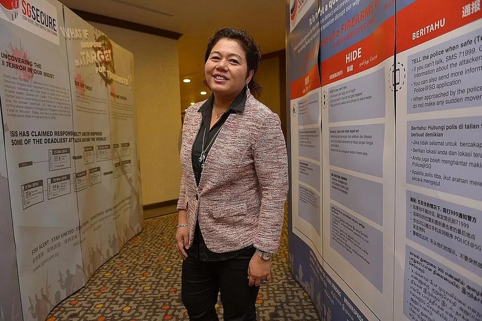 SUMBANG TENAGA DAN MASA DEMI NEGARA: Sebagai pegawai VSC, Cik Suryati bukan sahaja mampu merealisasikan impian menjalankan tugas polis, malah mampu melakukan sesuatu bagi menjamin keselamatan negara. - Foto TUKIMAN WARJI