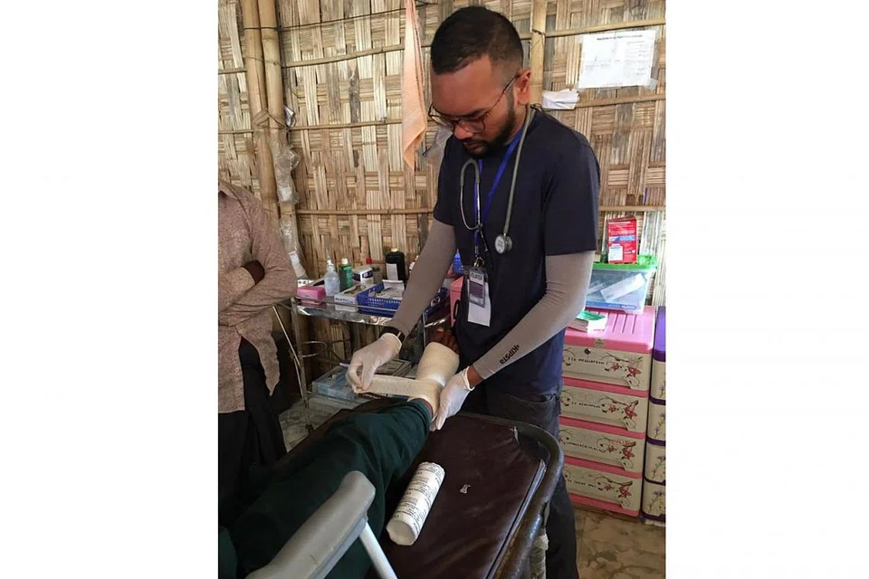 TERUSKAN MINAT: Encik Abu Jihad sanggup meluangkan beberapa minggu menabur bakti di luar negara termasuk membalut luka di Kutupalang, Bangladesh ini (gambar atas) berbekalkan kepakarannya selaku Jururawat Staf Kanan di Hospital Tan Tock Seng . - Foto BH oleh ONG WEE JIN dan ihsan MUHAMMAD ABU JIHAD