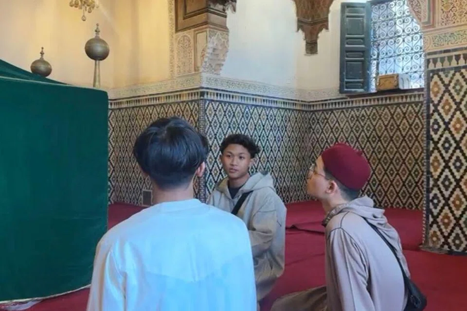 Setelah menjelajah sekitar Maghribi pada hujung Ramadan, Encik Faqih (dua dari kanan) menyifatkan suasana ibadah pada Hari Raya itu terus dirancakkan lagi di Maghribi setelah berakhirnya Ramadan.