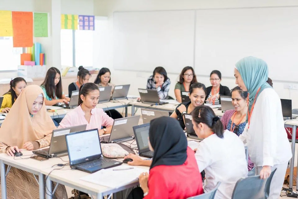 MEMPERKASAKAN GOLONGAN MEMERLUKAN : Seramai 5,000 FDW dan wanita yang berpendapatan rendah telah memanfaatkan kursus celik kewangan ini setakat ini. Dengan sasaran pengumpulan dana $150,000, Aidha berhasrat memberi manfaat kepada lebih daripada 500 peserta melalui program dan kelas mereka. - Foto MHF