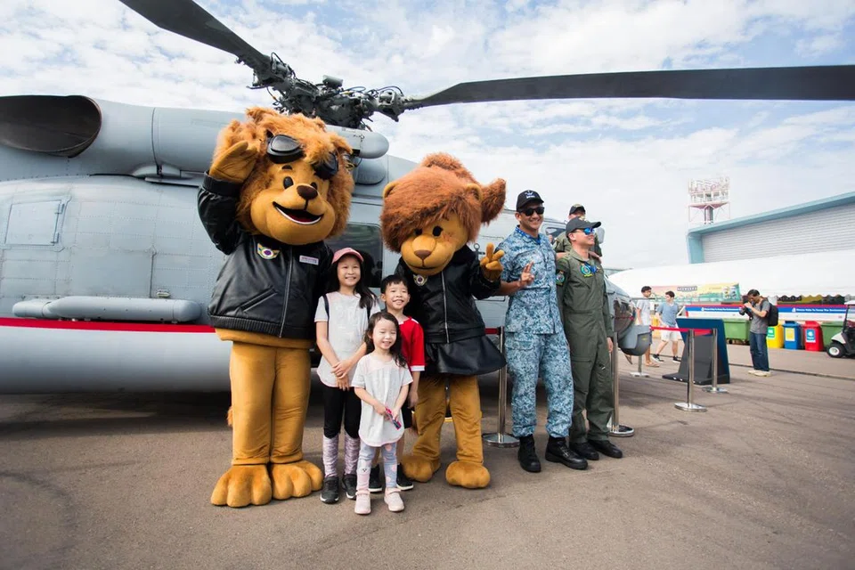 Kanak-kanak boleh melihat pesawat dan berinteraksi dengan juruterbang di Weekend@Airshow pada 24 dan 25 Februari.