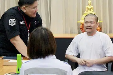 Bekas sami Buddha Thai Nen Kham, yang juga dikenali sebagai Wiraphon Sukphon (kanan), disoal pegawai Jabatan Siasatan Khas (DSI) di ibu pejabat DSI di Bangkok pada 19 Julai 2017.