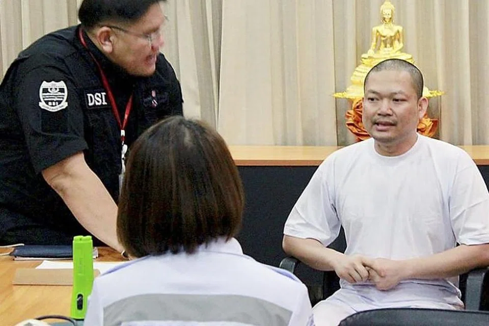Bekas sami Buddha Thai Nen Kham, yang juga dikenali sebagai Wiraphon Sukphon (kanan), disoal pegawai Jabatan Siasatan Khas (DSI) di ibu pejabat DSI di Bangkok pada 19 Julai 2017.