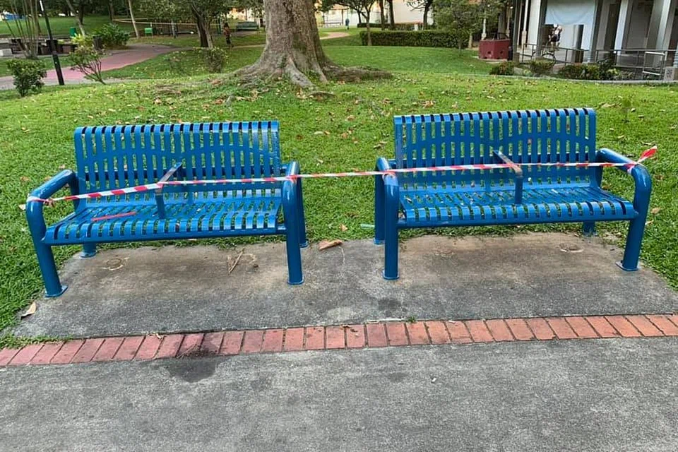 KAWASAN LARANGAN: Seorang pembaca Berita Harian, Encik Muhd Fuadi Rahmat, mengongsi beberapa gambar yang dipetiknya menunjukkan keadaan tempat duduk di kolong blok serta taman permainan di estet-estet perumahan dan kedai kopi dalam lingkungannya di mana langkah 'Pemutus Litar' dilaksanakan. - Foto-foto