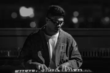 ANAK MUDA DENGAN VISI: Umar Sirhan ingin menebarkan sayap bagi memajukan lagu-lagu R&B yang diadun dengan lagu rakyat dan teruja dapat terlibat dalam konsert Hari Kebangsaan pada 5 Ogos ini.
