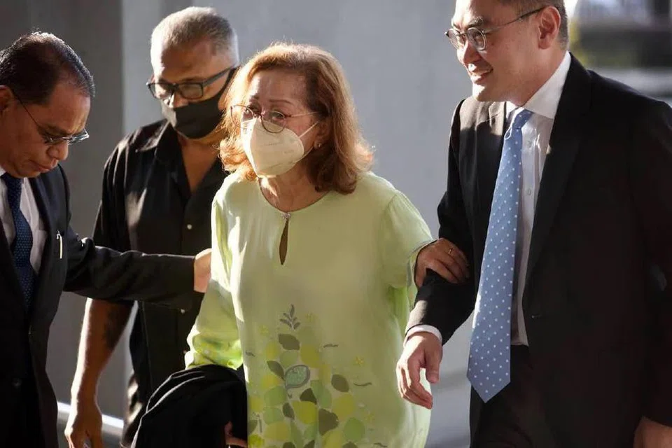 DIHADAP KE MAHKAMAH: Toh Puan Na’imah Abdul Khalid, isteri mantan menteri kewangan Malaysia, Tun Daim Zainudin, didakwa di Mahkamah Sesyen Kuala Lumpur pada 23 Januari kerana dikatakan gagal mematuhi notis isytihar harta daripada Suruhanjaya Pencegahan Rasuah Malaysia (SPRM).
