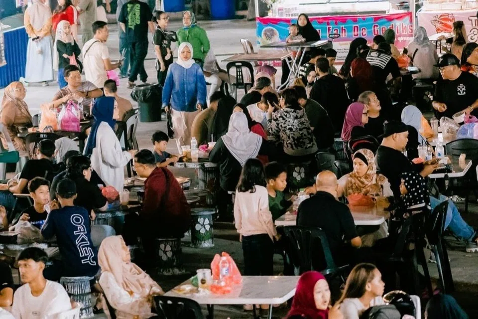 Ada meja dan lampu yang disumbangkan oleh masyarakat yang menyokong idea penubuhan The Kolong.