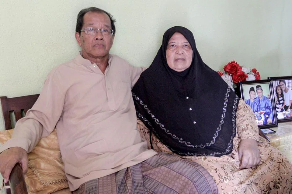PEMILIK FLAT LAMA: Flat pasangan Encik Rahmat Mawa dan Cik Muslimah Salponin di Holland Close mempunyai baki 55 tahun lagi dalam tempoh pajakannya. - Foto BH oleh IQBAL FAIZAL