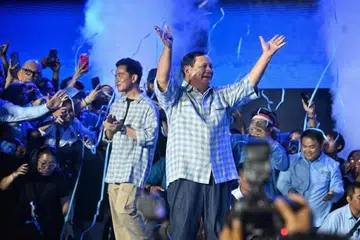 Encik Prabowo Subianto (kanan) dan pasangannya Encik Gibran Rakabuming Raka meraikan bersama penyokong mereka di stadium Istora Senayan pada 14 Februari.