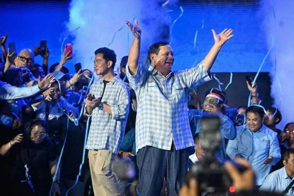 Encik Prabowo Subianto (kanan) dan pasangannya Encik Gibran Rakabuming Raka meraikan bersama penyokong mereka di stadium Istora Senayan pada 14 Februari.