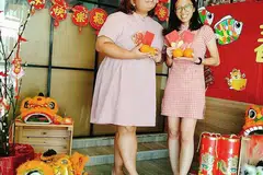DAPAT GELARAN WANITA HARIMAU: Cik Farhanah Abdul Rahman (kiri) bersama temannya dalam suasana menyambut Tahun Baru Cina. Oleh kerana dilahirkan pada Tahun Harimau menurut kalendar Cina, beliau dikatakan mengongsi sifat bengis seperti harimau. - Foto ihsan FARHANA ABDUL RAHMAN